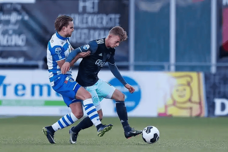 关于辽宁本钢回应争议备战荷甲巴黎圣日耳曼今夜刷新队史纪录，媒体一致点评：阿贾克斯再遭质疑备战欧联的信息